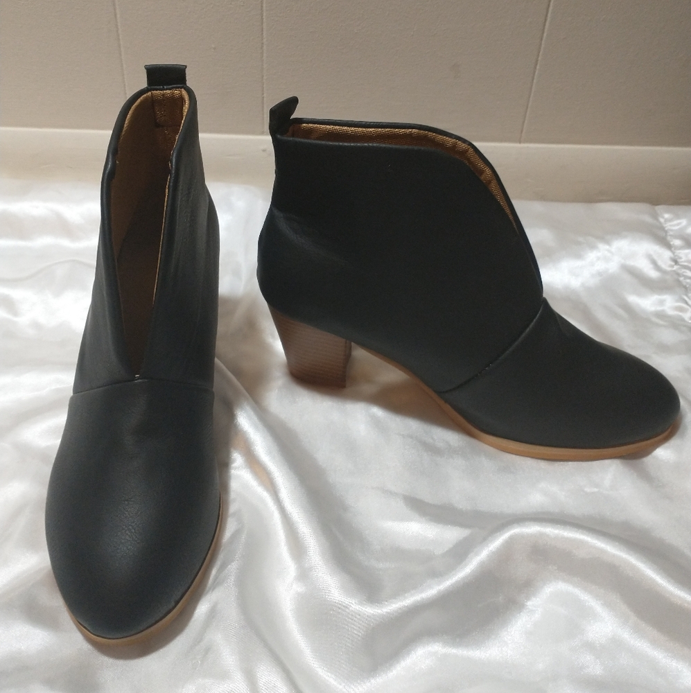 NWOT Sleek Looking Black / Tan Ankle Boots - Size 8.5